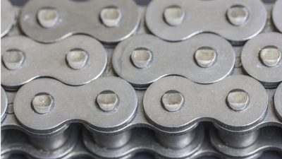 The chain assembly method with riveted construction